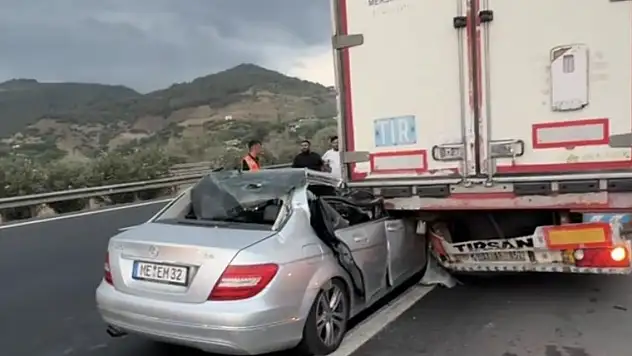 Osmaniye'de lüks otomobil tıra arkadan çarptı: 4 yaralı