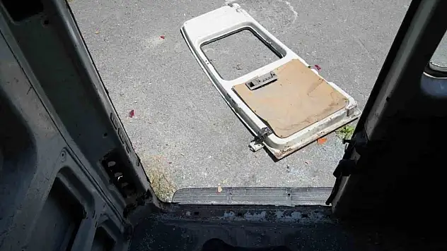 Terk edilmiş araçlar mahallelinin korkulu rüyası oldu