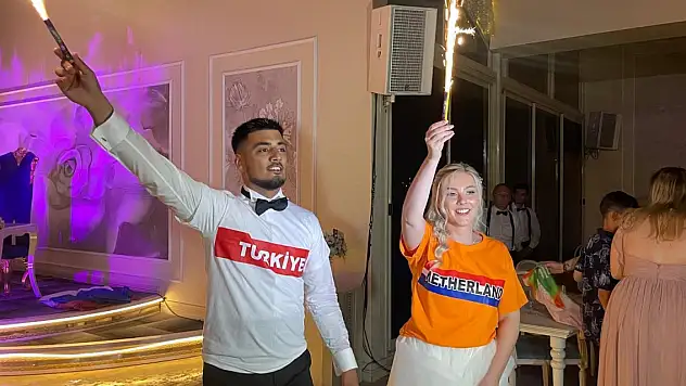 Türk damat ile Hollandalı gelinin düğününde milli maç coşkusu