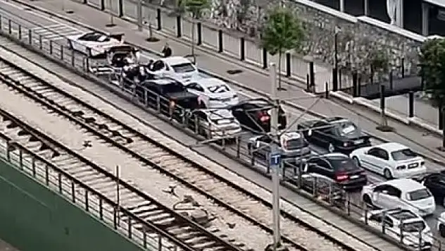 Yolu kapatıp halay çektiler, sürücüleri çileden çıkardılar