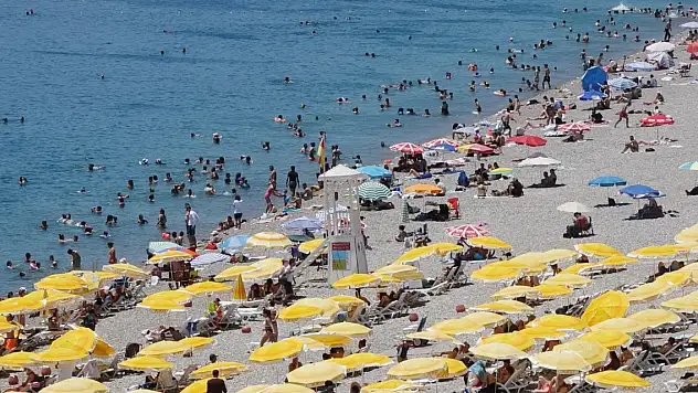 Sıcaklık 41 dereceyi buldu, sahil doldu