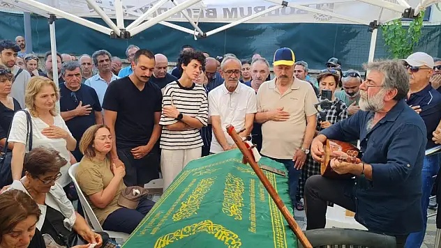 Kepçe ile çarpışan otomobilde ölen sürücü toprağa verildi