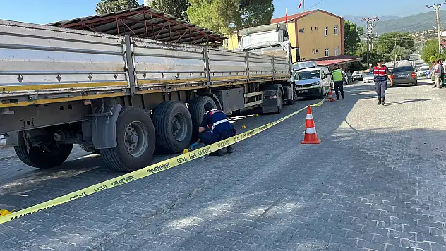 İşe giderken TIR'ın altında kaldı