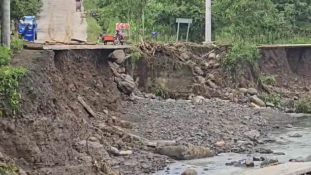 Samsun'da sağanak sele neden oldu, yol çöktü