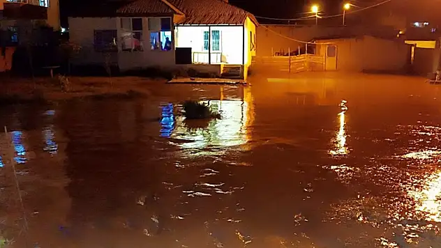 Van'da şiddetli sağanak taşkına neden oldu