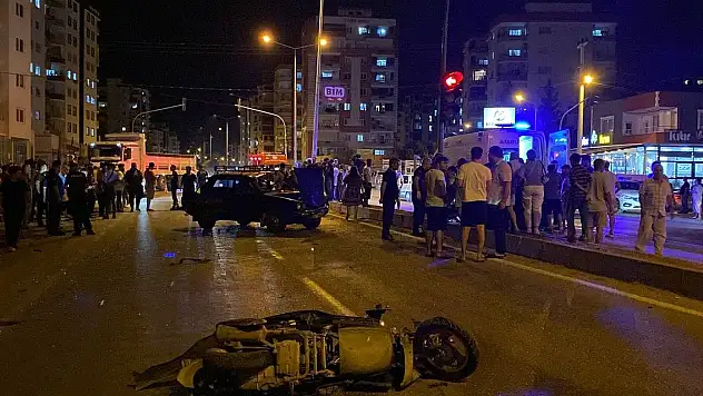 Motosiklet ile otomobil çarpıştı: 7 yaralı