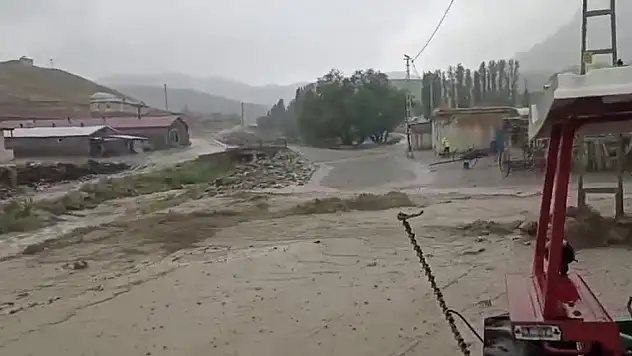 Erzurum'un Horasan ilçesinde şiddetli sağanak sonrası sel felaketi