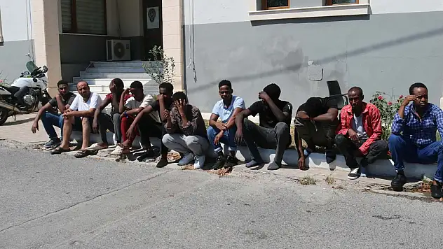 İZMİR Foça açıklarında 20 kaçak göçmen yakalandı