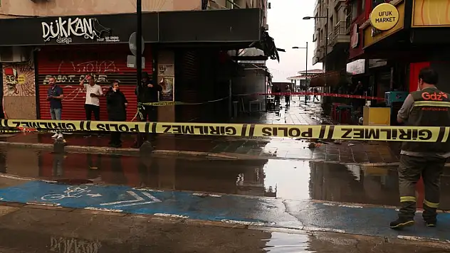 İzmir'de sağanaktan kaçmaya çalışan 2 kişi, elektrik akımına kapılarak öldü