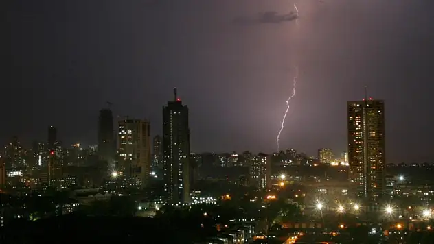 Yıldırım düştü: 63 kişi öldü