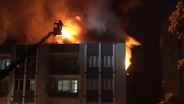 6 katlı binanın çatı katı alevlere teslim oldu