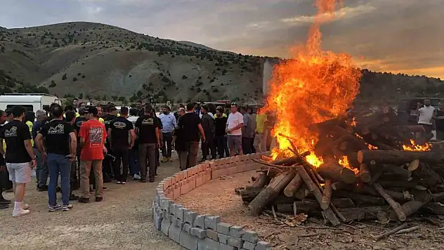 Dev kamp ateşi yakıldı, vali yanma tehlikesi atlattı