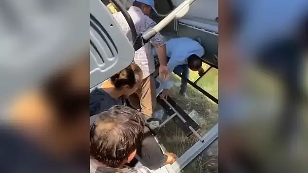 Halk otobüs devrildi böyle dışarı çıktılar