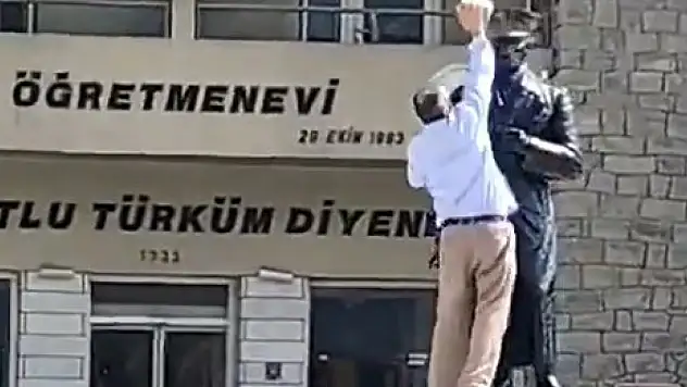 Atatürk heykeline taşlı saldırı!