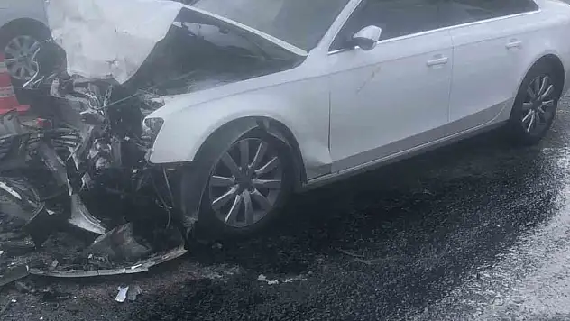 2 otomobil kafa kafaya çarpıştı: 7 yaralı