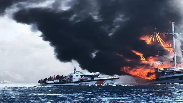 Marmaris'te tur teknesi yandı: 7 yaralı