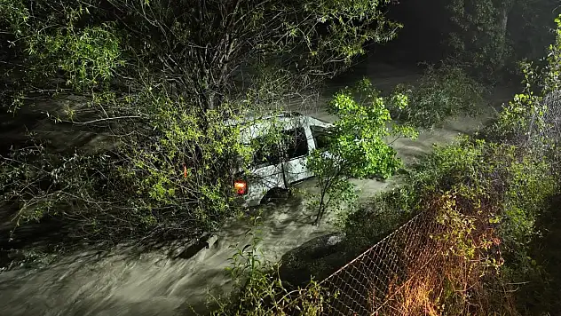Otomobil heyelan sonrası suya düştü: Anne hayatını kaybetti, bebeği kayıp