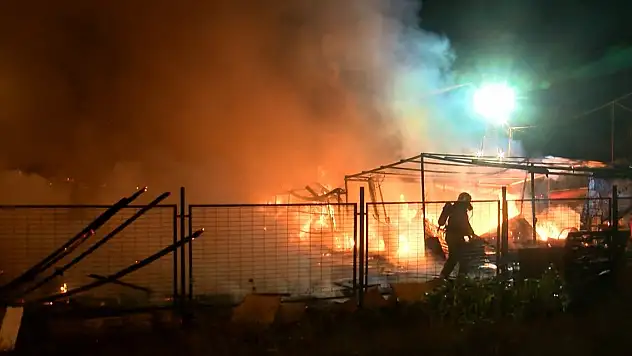 İstanbul'da ahır ve kümes alev alev yandı