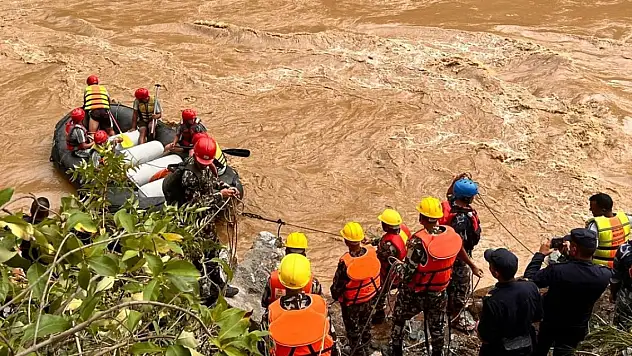 Otobüslerin nehre düştü, 11 kişinin cesedine ulaşıldı