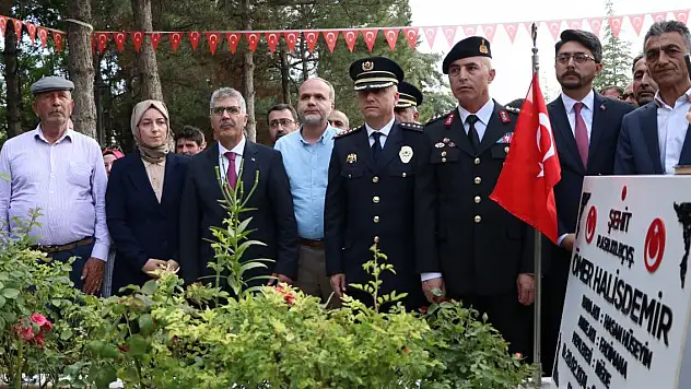 Şehit Ömer Halisdemir'in kabri başında tören düzenlendi