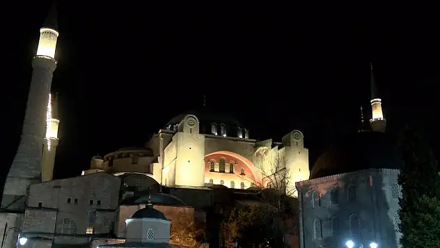 90 bin camide şehitler için sela okundu