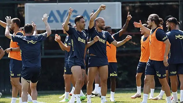 Fenerbahçe'de Cenk Tosun ilk kez takımla çalıştı