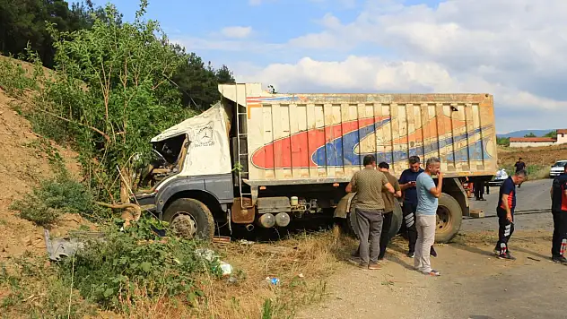 Freni boşalan kamyon yol kenarındaki ağaçlara çarparak durabildi: 2 yaralı