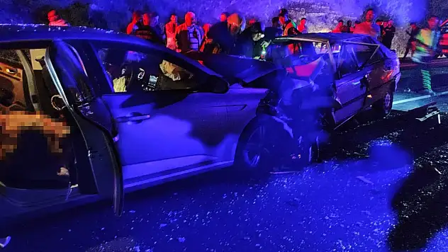 Isparta'da iki otomobil kafa kafaya çarpıştı: 3 ölü, 10 yaralı