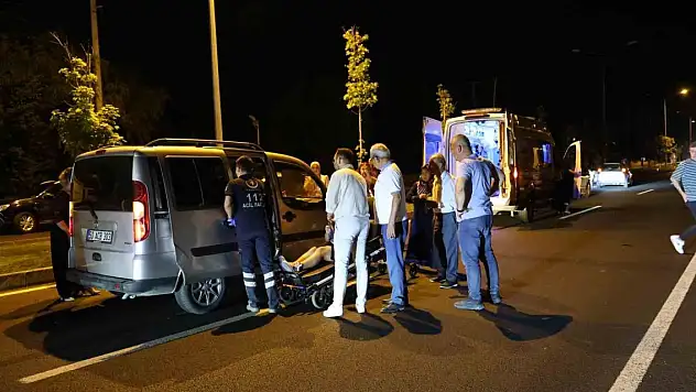 Köpeğe çarpmamak için duran araca, arakadan gelen araç çaptı: 2 yaralı