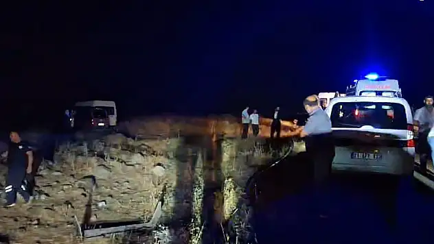 Diyarbakır'da otomobil şarampole devrildi Baba öldü, anne ve oğlu yaralandı