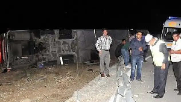 Erzurum'da yolcu otobüsü devrildi