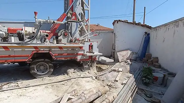 Arıza yapan sondaj makinesinin tamiri sırasında patlama ayağı koptu, 2 kişi de hafif yaralandı