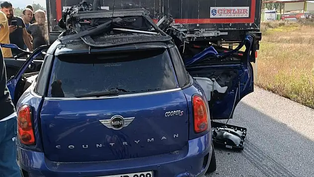 Otomobille TIR çarpıştı avukat anne öldü, oğlu yaralandı