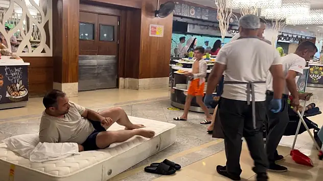 Yatağını otel yemekhanesine taşıdı