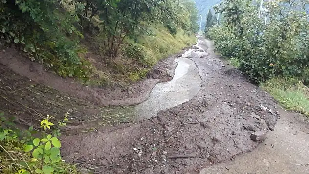 Sağanak yolları göle çevirdi (3)