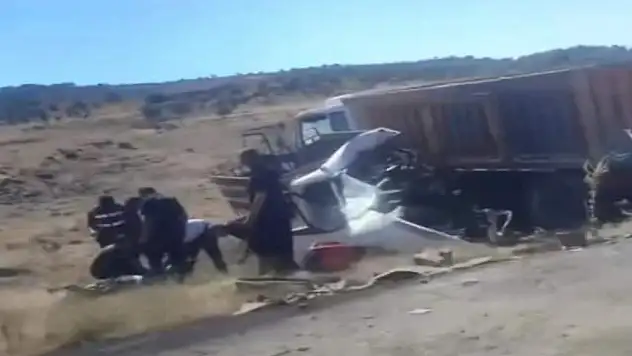 Kamyonla çarpışan kamyonetin sürücüsü öldü