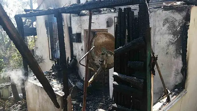 İki katlı ev alevlere teslim oldu
