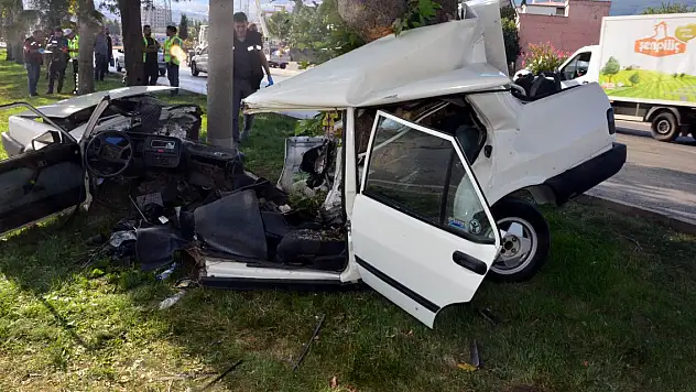 Ağaca çarpan otomobil ikiye bölündü: 1 ölü, 1 yaralı