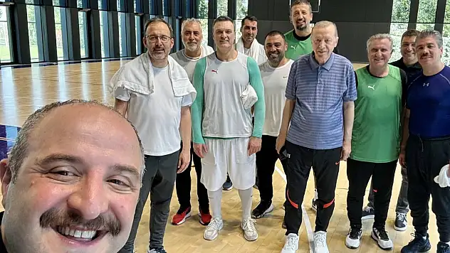 Cumhurbaşkanı Erdoğan basketbol sahasında ter attı
