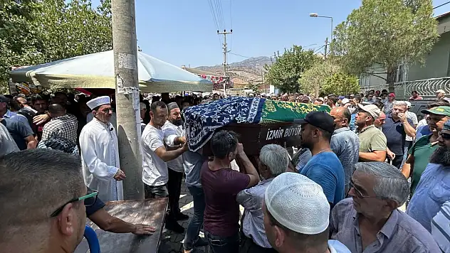 Hemzemin geçitte yolcu treninin çarptığı otomobilde ölen 3 kişi, toprağa verildi