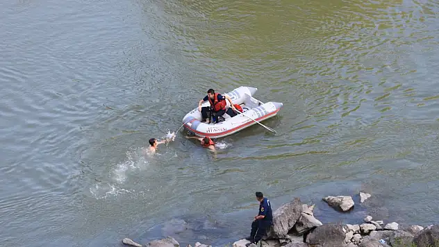 Serinlemek için girdiği ırmakta boğuldu