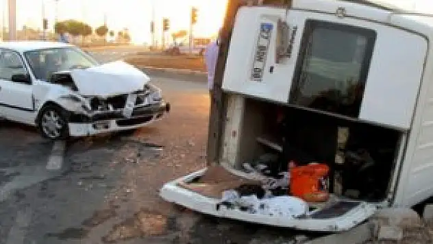 Tarım işçilerini taşıyan minibüs kaza yaptı: 10 yaralı