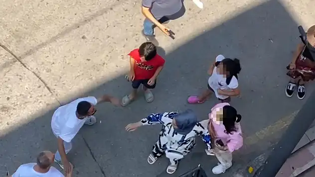 Çocuklarının gözü önünde eşini darbedip, 'senin hakkın ölüm' diye bağırdı