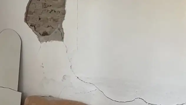 Çanakkale'deki depremde bazı evlerin duvarları çatladı