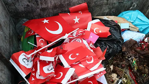 Çöp konteynerinde Türk bayrağını görünce polise haber verdi