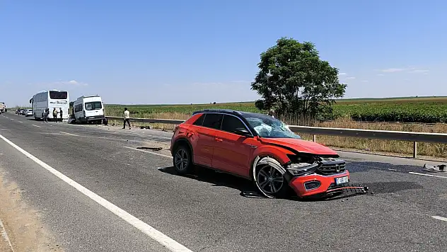 Otomobil, karşı şeride geçip minibüsle çarpıştı: 12 yaralı