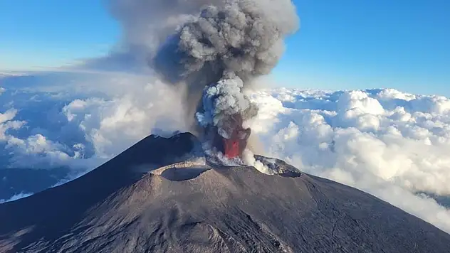 Etna Yanardağı yeniden kül ve lav püskürttü