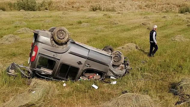 Hakkari'de devrilen hafif ticari araçtaki 2 kişi öldü