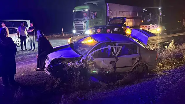 Biçerdöveri sollamak isterken karşıdan gelen araçla çarpıştı: 6 yaralı