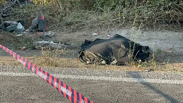 Motosiklet tomruk yüklü kamyonun altına gir: 1 ölü